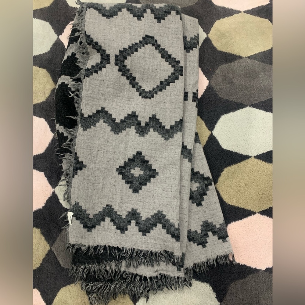 Wilfred Aritzia Mosaic Diamond Blanket Scarf